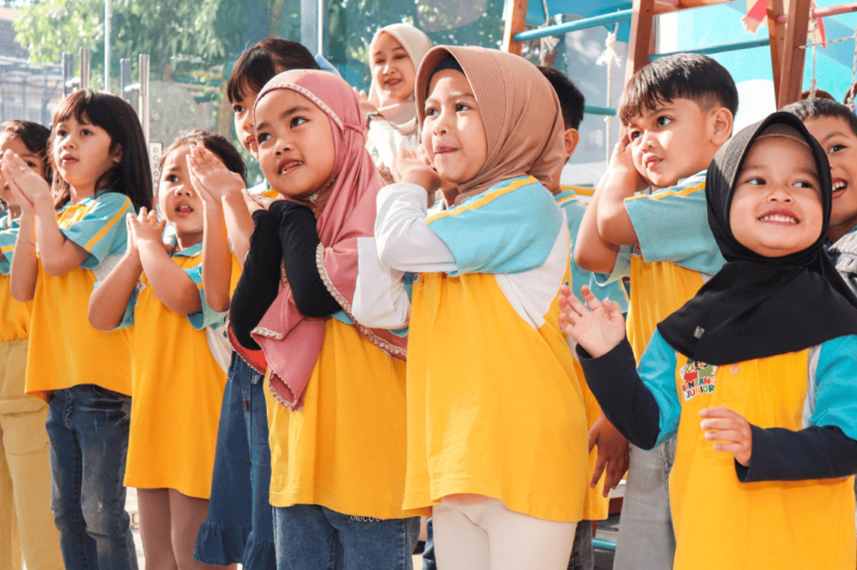 Kegiatan bermain bersama